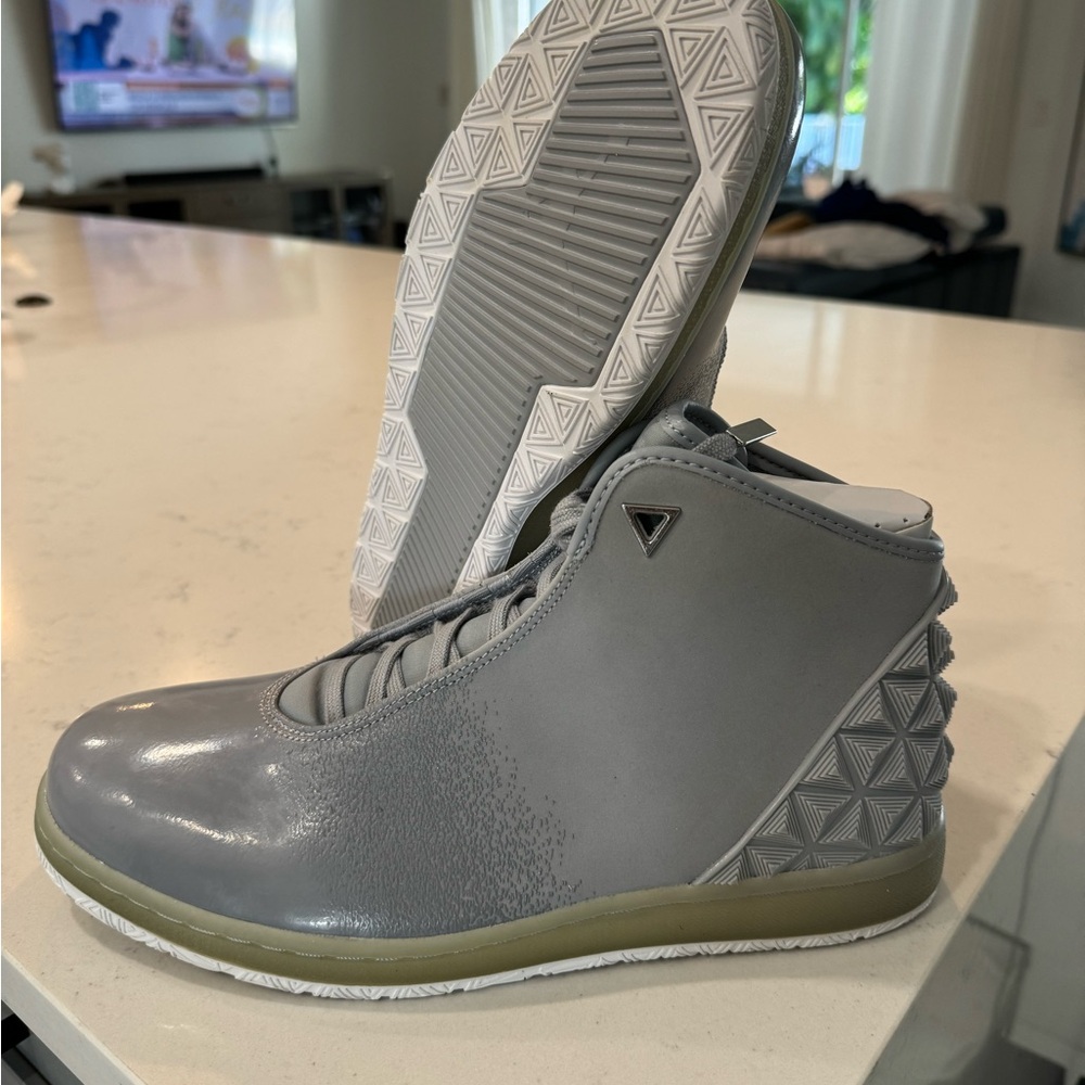 Jordan Instigator Wolf Grey White - Model No. 705076-004 - Mens size 10.5 US NWT